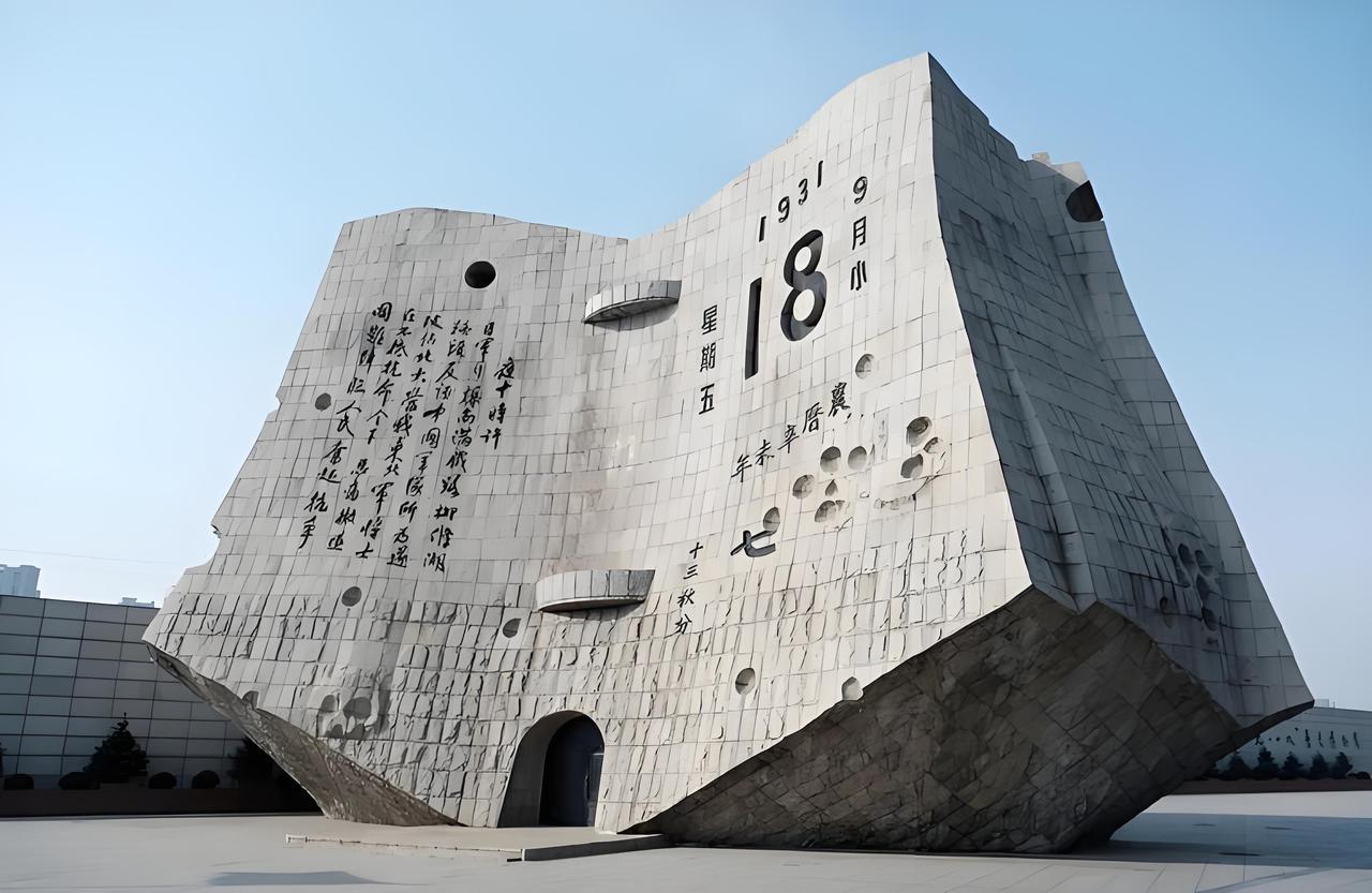 给大家看一下，九一八不抵抗的代价有多大！奉天军械厂，年产步枪约6万支，轻重机枪约