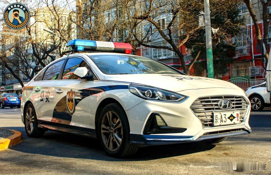 路上跑着“公安”和“警察”两种警车，到底啥区别？是级别不一样吗？

很多人平时坐