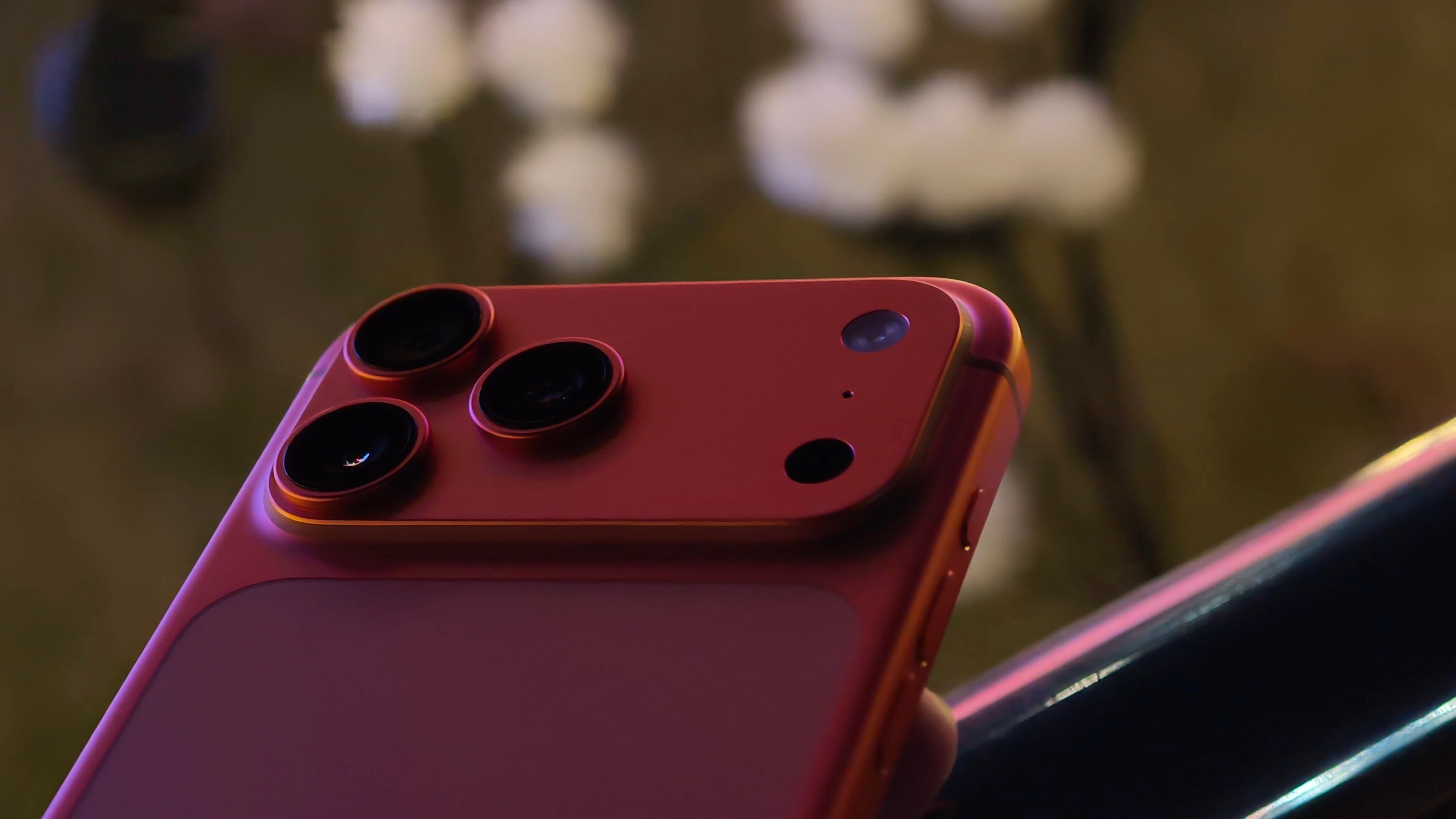 苹果回应iPhone17Pro充电嘶嘶声 我手上这台基本没啥问题，除了铝合金外壳