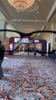 NBA中国赛2025 今天路过展台，正好看到NBA明星体验夸克AI眼镜，那一下惊