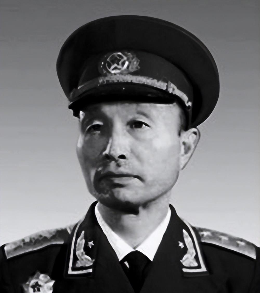 1964年，张爱萍将军到酒泉某基地视察。

走着走着，他看见远处站着十几名战士，
