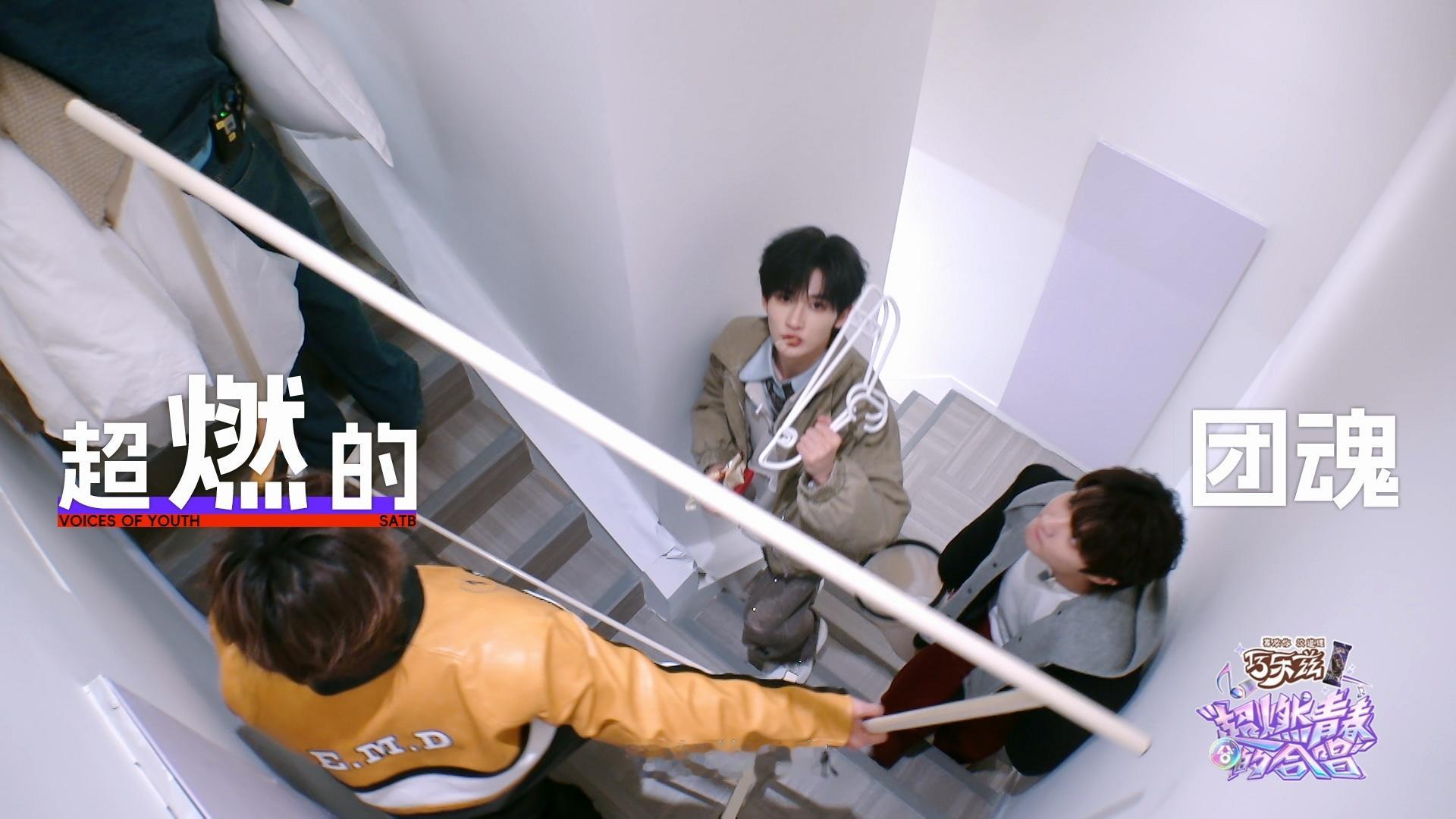 余宇涵走到哪摔到哪超燃青春的合唱 合唱舞台上的余宇涵是发光体，走下台的他是“摔跤