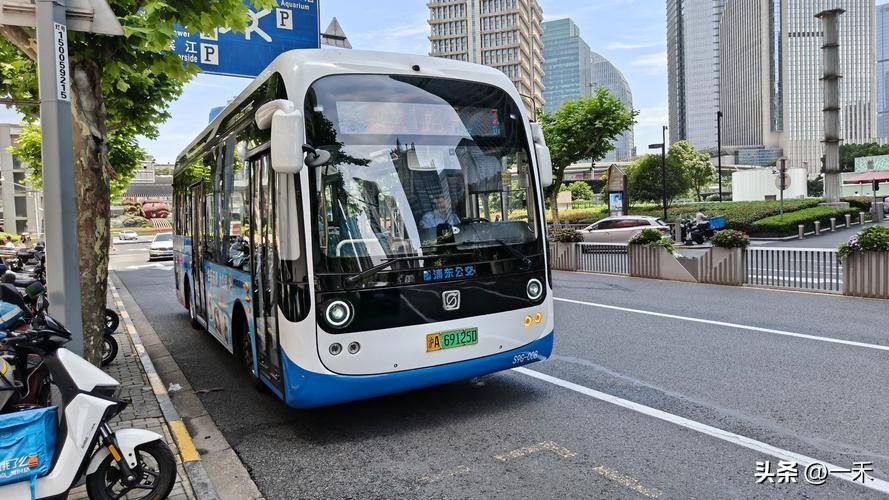 上海炸出1元网约公交！打网约车的方式坐公交，打工人狂喜
 
上海最近推出的1元网