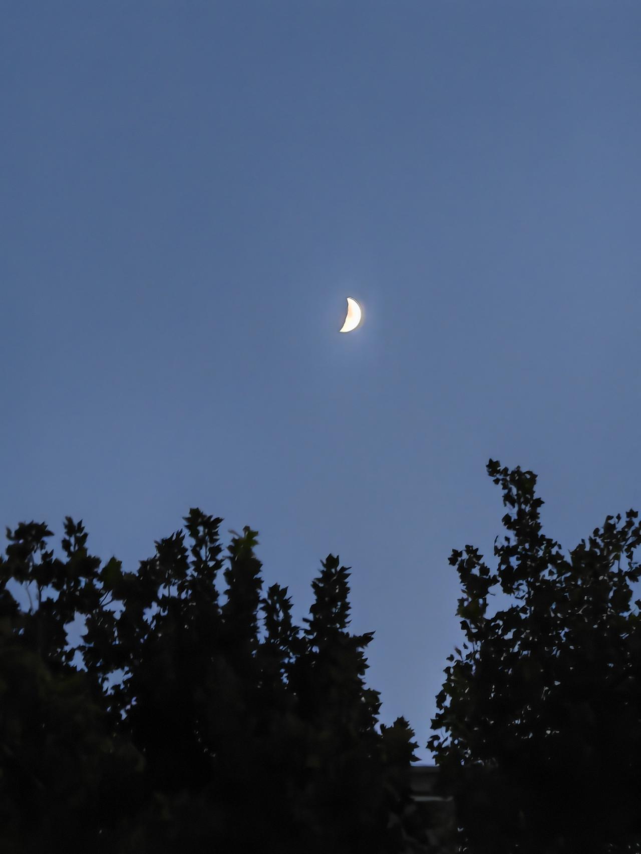 诸葛亮第四次北伐时，委托李严主持汉中留守事务，督运粮秣辎重。

正好赶上雨季，连