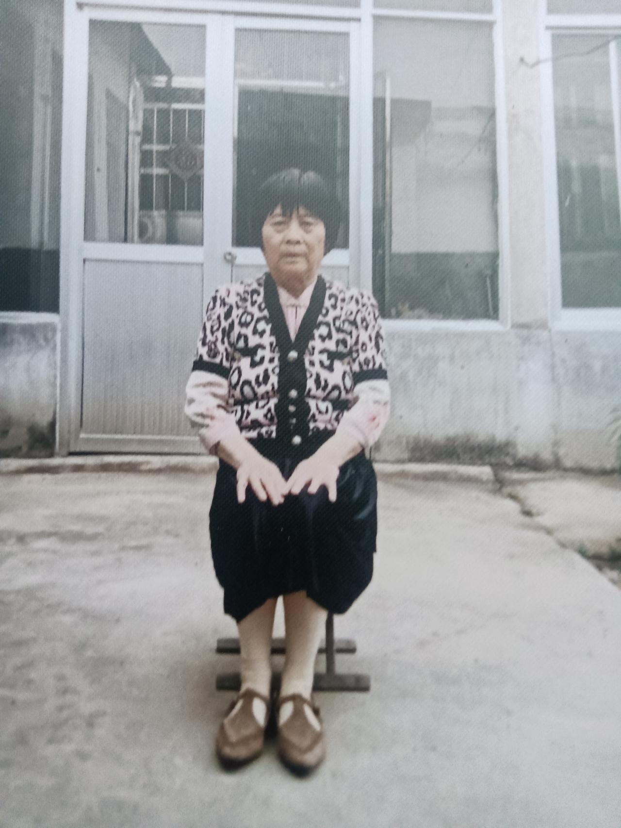 文房四宝
藏头诗
文/李兴伟
笔醮墨水宣天下，
墨韵古迹留锦画。
纸张欲让笔说话