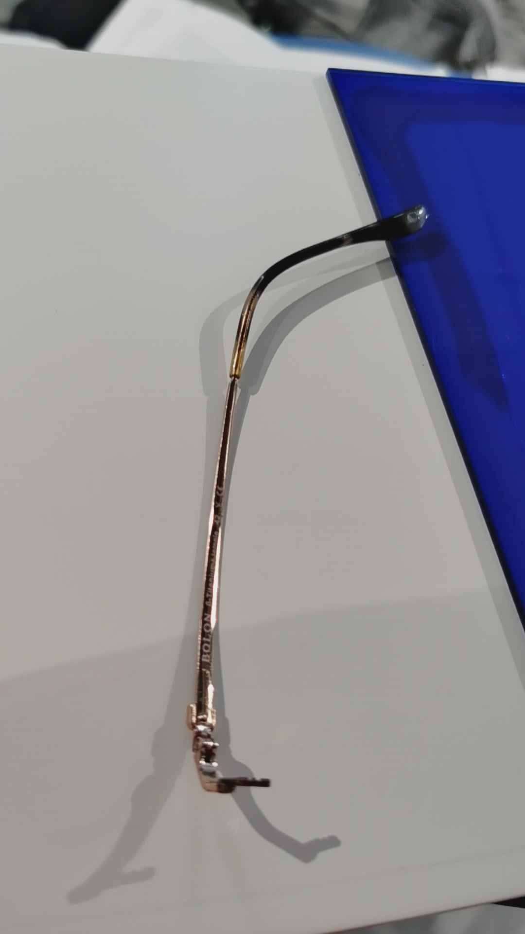 🆘天降横祸，我的眼镜坏了救命啊 我现在和盲人👩🏻🦯没区别因为我还有散光?