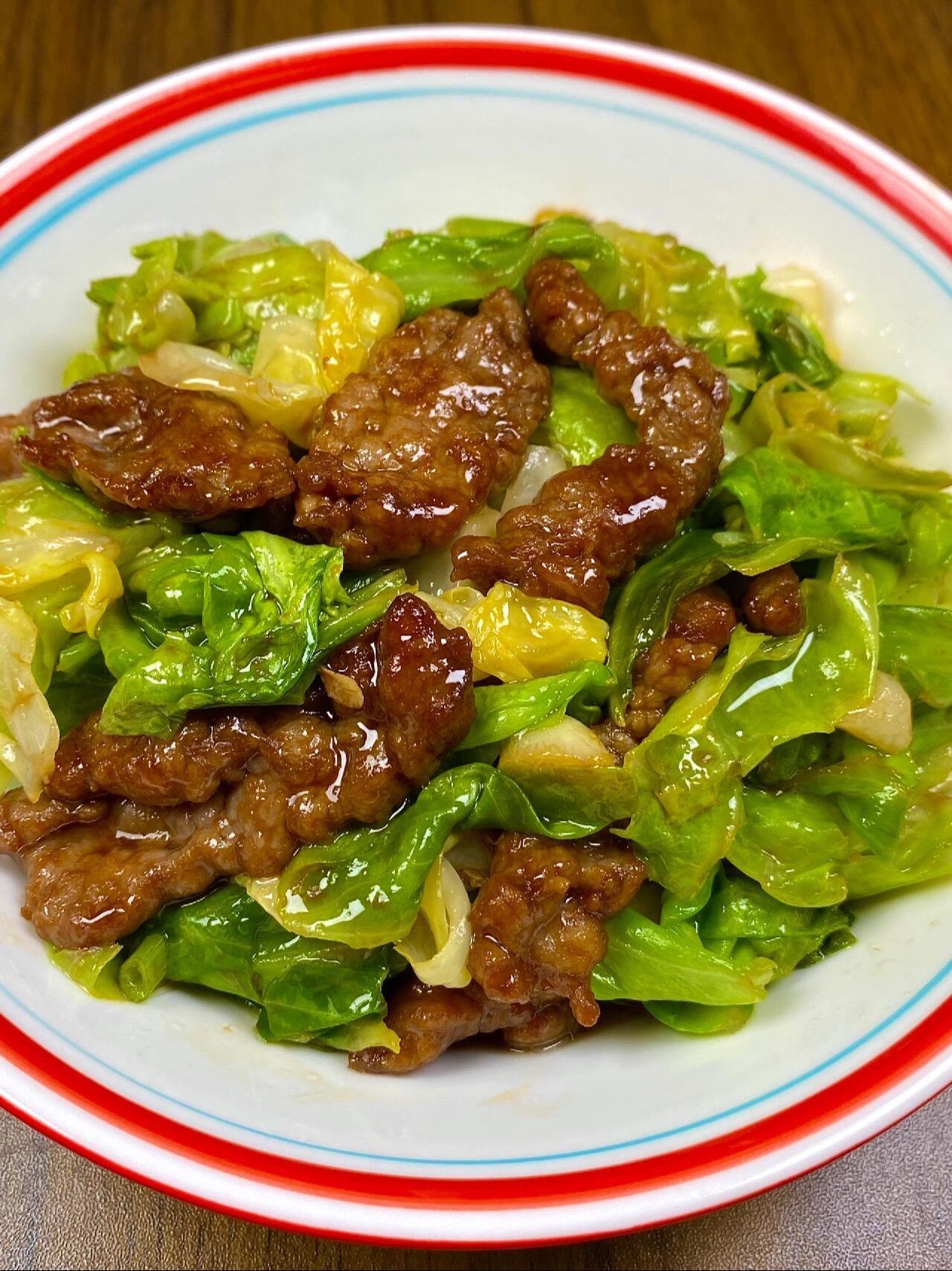 牛肉这样做又嫩又好吃。包菜＋牛肉一起炒巨巨巨好吃 家我来我大姑家吃饭
被这道菜香迷糊啦酸泰好吃了，包菜脆爽可口，嫩滑的牛肉配米饭製三碗都不够吃！
食材：牛肉、包菜、蒜末
做法如图所示