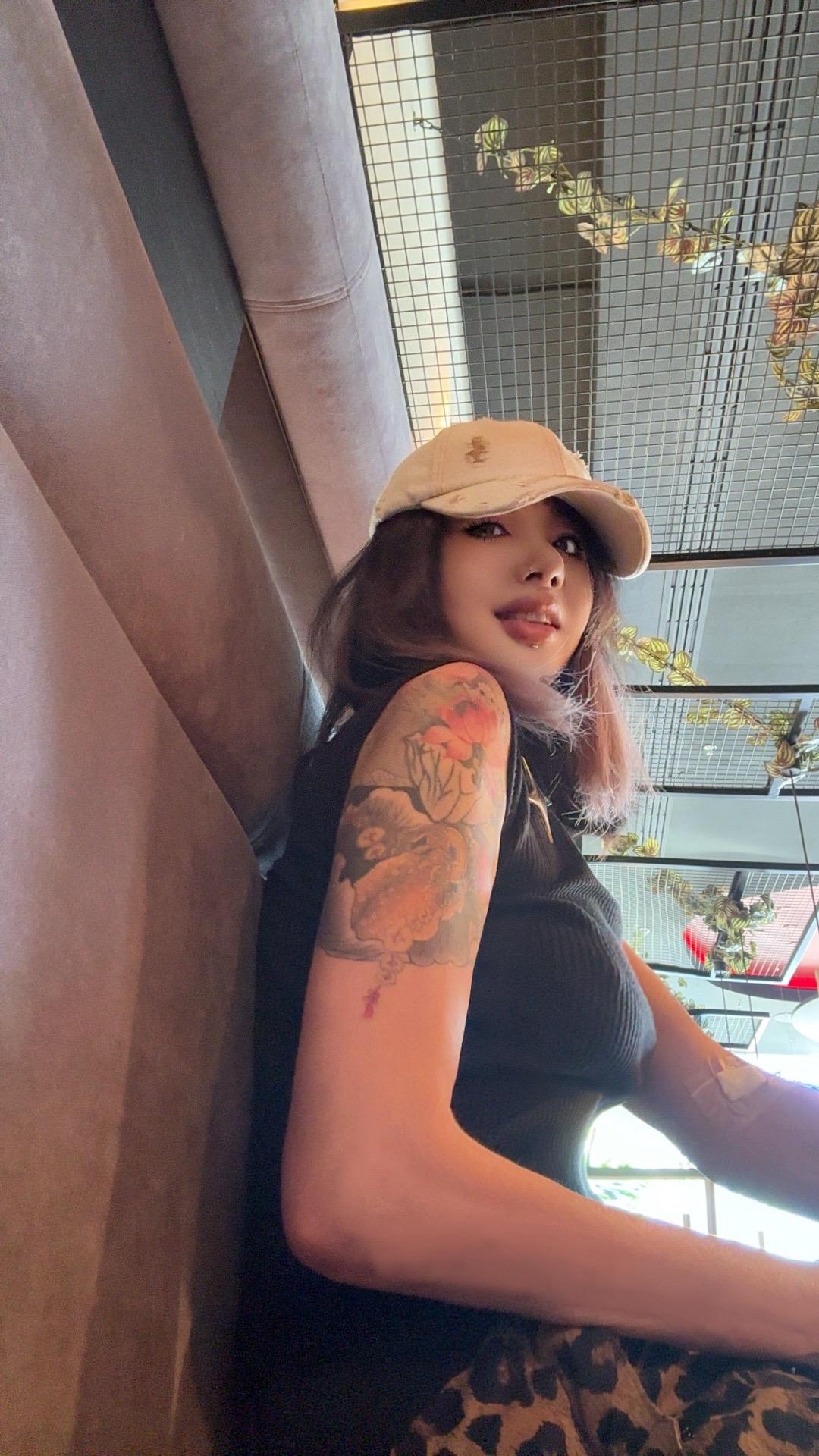 ootd穿搭 辣妹 与众不同 有点上头 上热搜