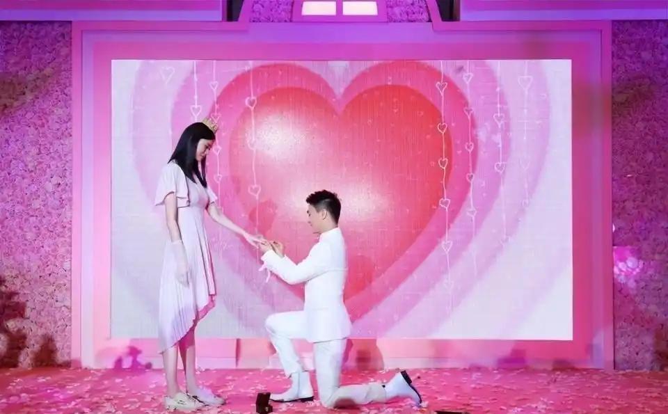 奚梦瑶和何猷君这对领证七年、孩子都生俩的夫妻，今天终于官宣，要在 6 月 1 日