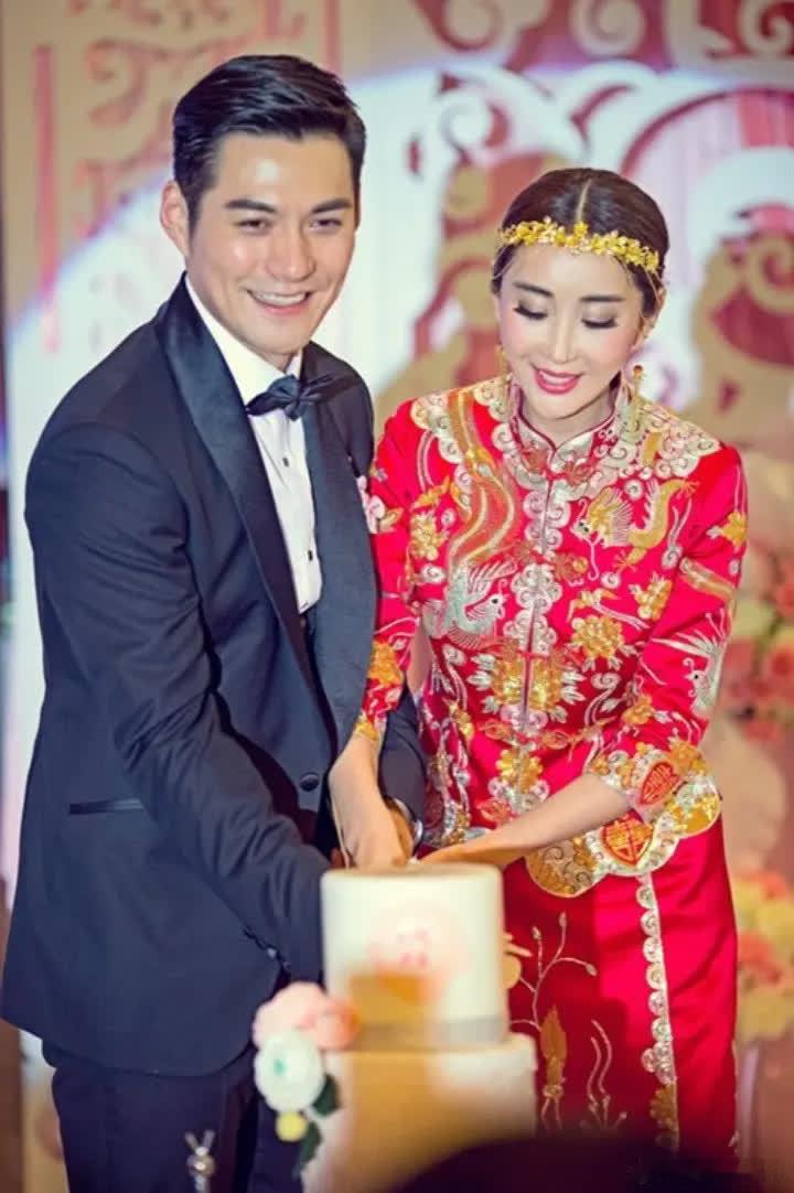 2000年，严屹宽还在上大四，一个富婆跟他说：“我出一个亿包养你！但你必须退出娱
