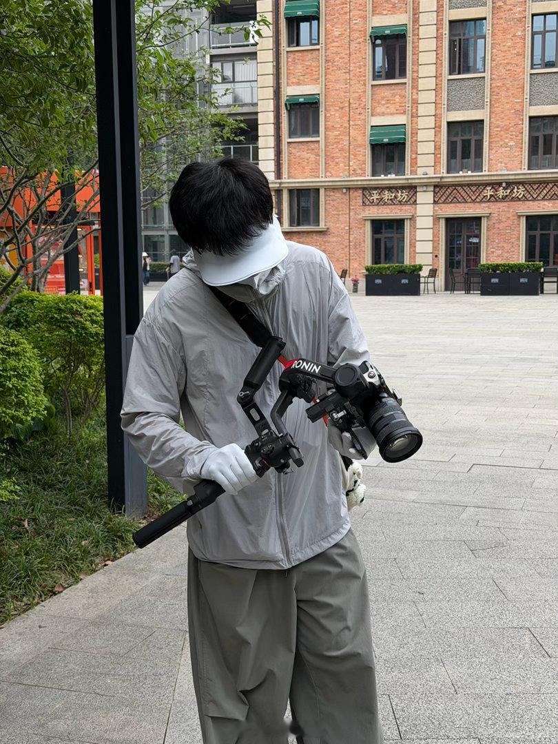 外拍日 小伙伴全副武装 不允许自己身上有一处地方晒到阳光
