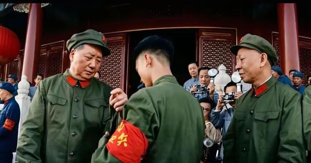 毛主席与青年近距离交流，目光恳切，满含期许。时代的希望寄托于青年，殷殷嘱托，盼望
