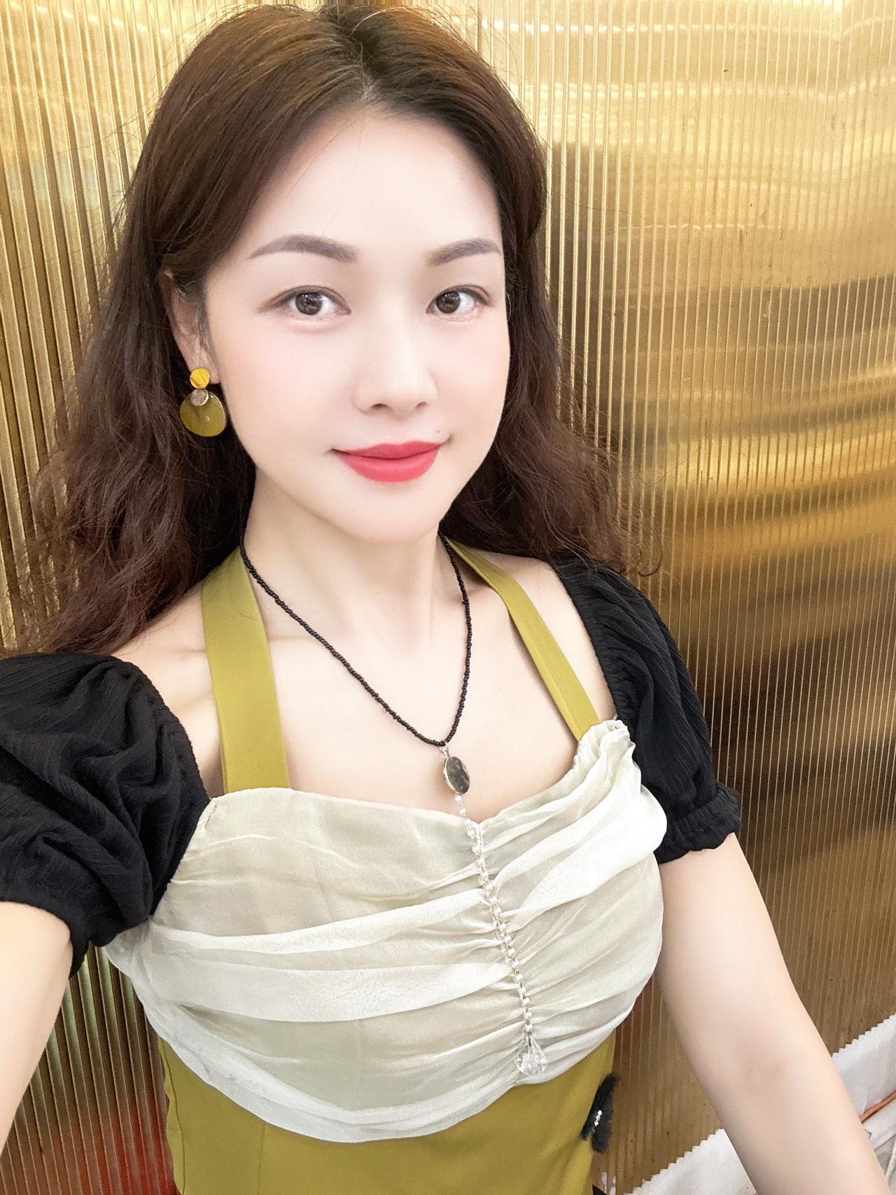 生来不同，各自闪耀，每个人都是限量版，
不必追赶别人，你的独特，自有万般精彩。今