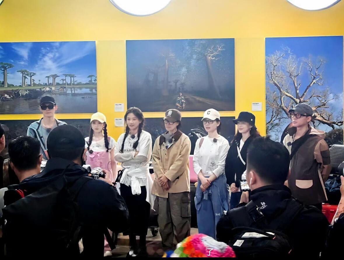 《花少7》姐弟团平安落地马达加斯加，那英、陈数、马思纯、李沁、张雅琪、龚俊、张晚