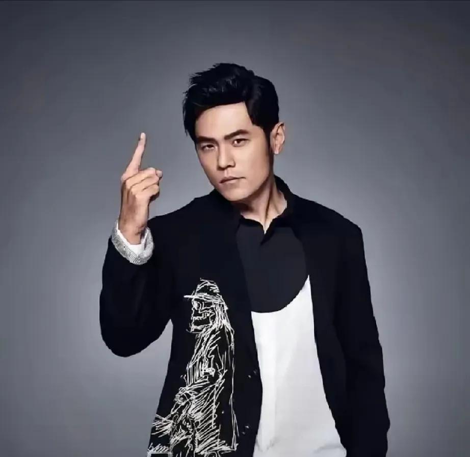 2011年北京演唱会，灯光骤暗，一搂腰动作，亲没亲上已成谜。它却成了“金童玉女”