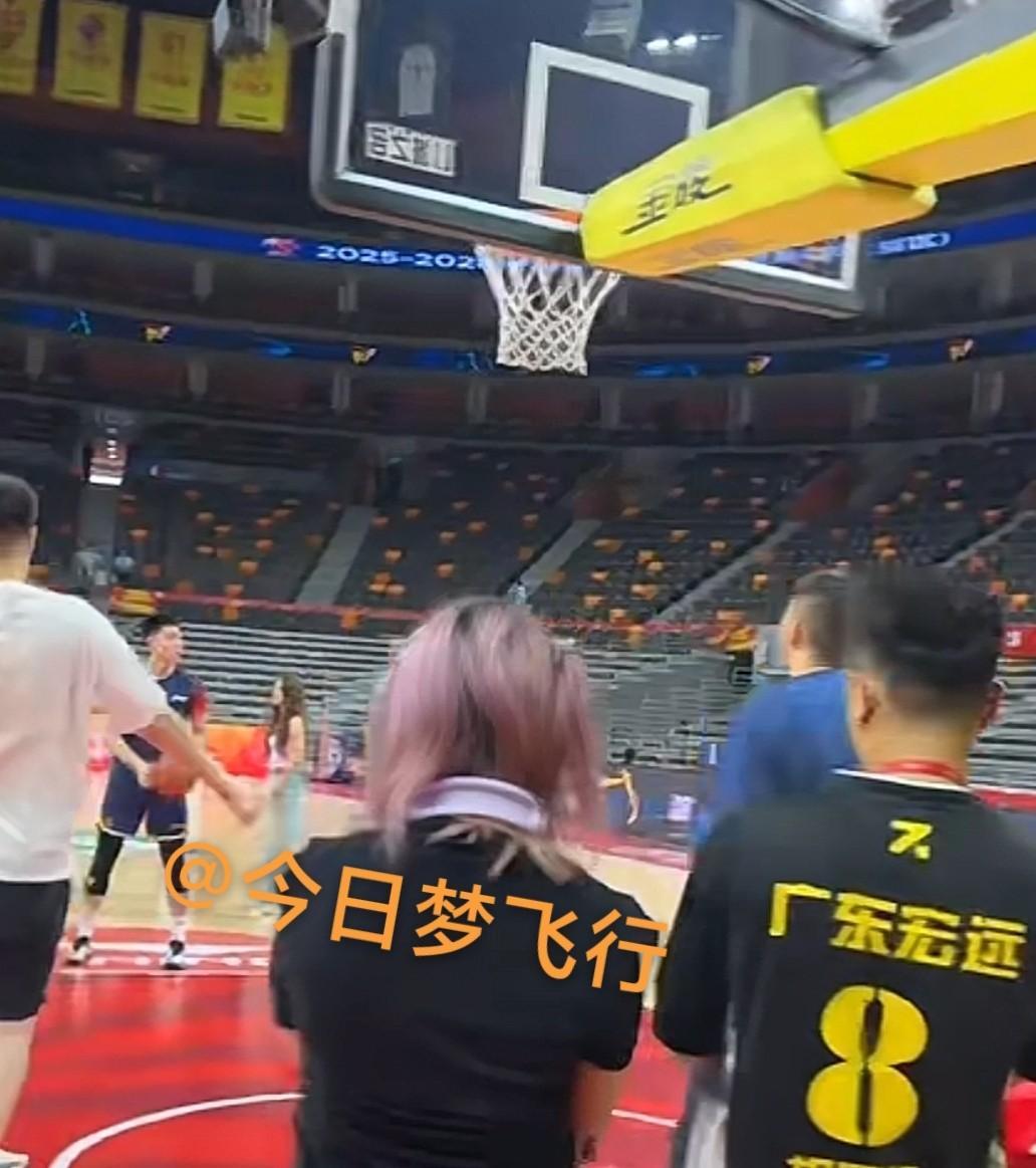 与上一轮大名单对比，萨林杰、焦泊乔重回大名单，胡明轩因伤继续轮休，黄明依、李文昊