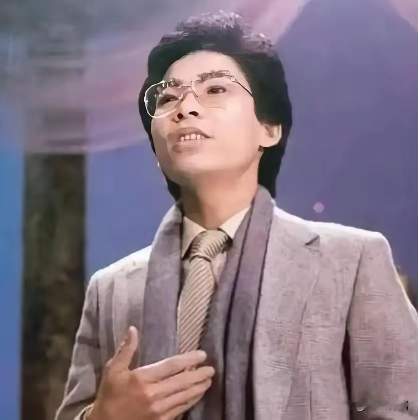 1988年，歌手张明敏得知我国举办亚运会的经费，还差了6亿的缺口时，毅然决然的卖