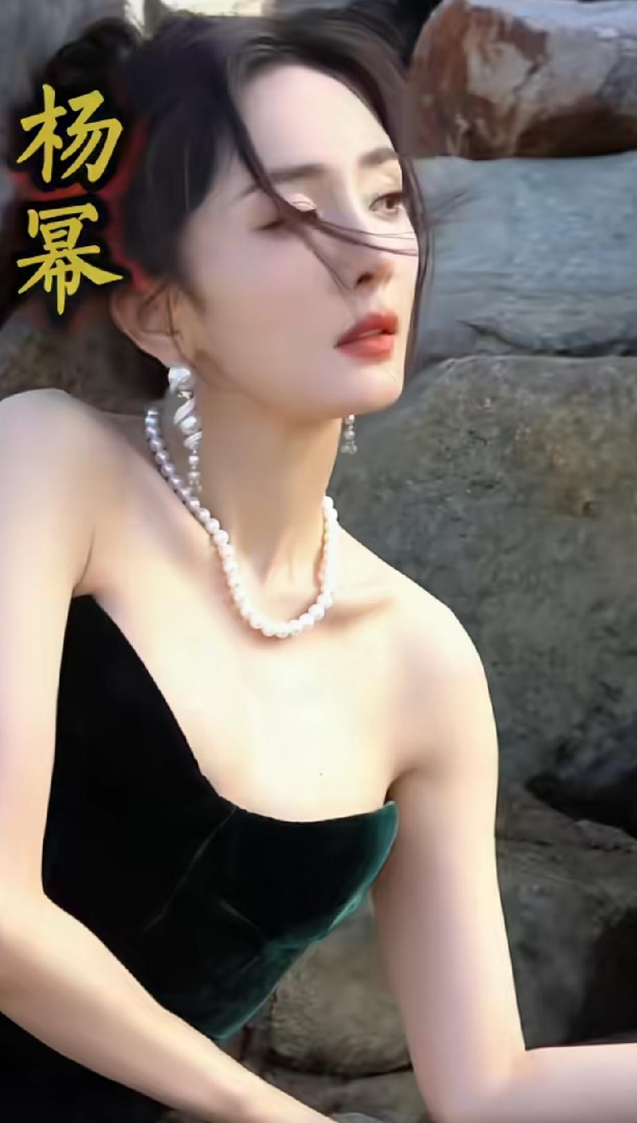 北京最美的几位女明星，你最喜欢谁？
第一位   杨幂     第二位   高圆圆