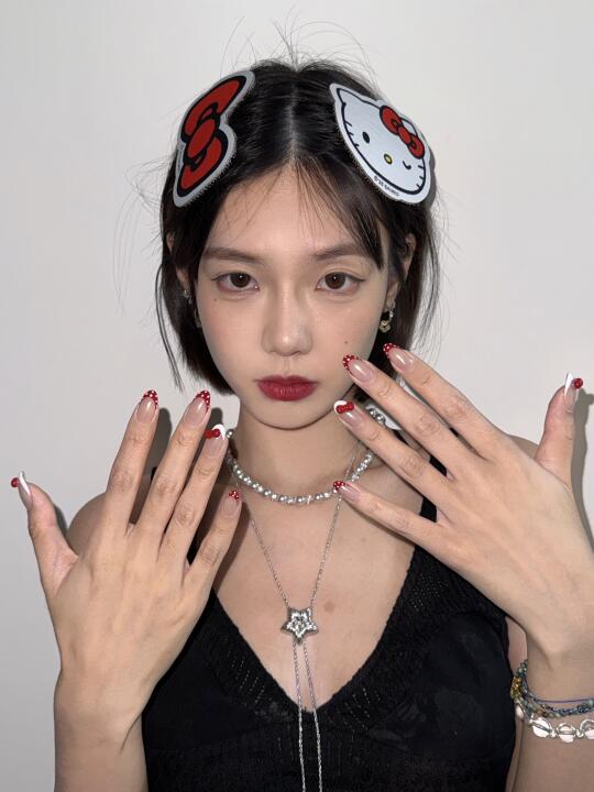 ꉂ ･ ･ ིྀฅ 🍎 hellokitty周边 复古波点美甲