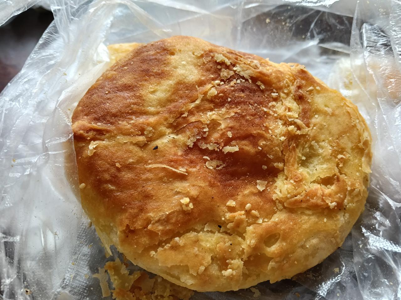 这个酥饼是牡丹江的五香酥饼，也是我最喜欢吃的，以前是一块钱一个，更早的时候更便宜