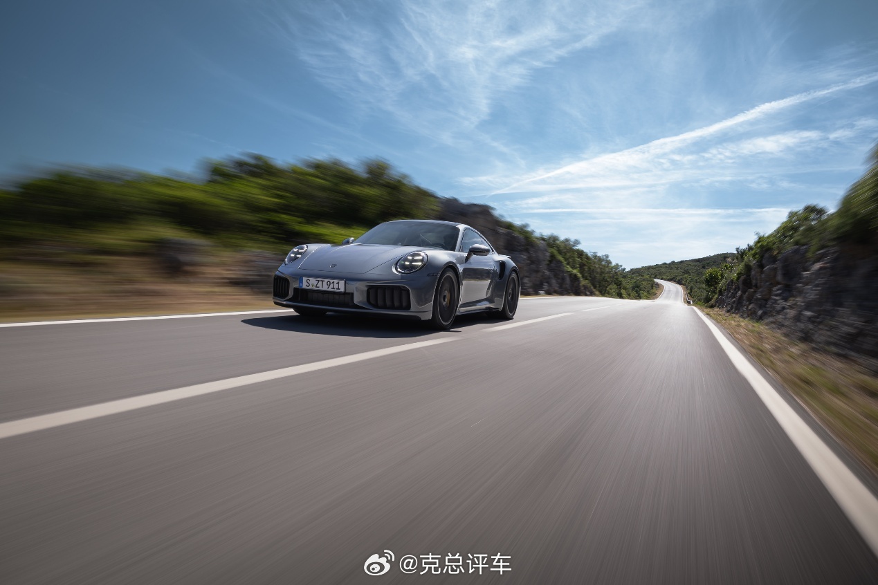 911 Turbo S始终代表着保时捷在性能与科技方面的巅峰追求，历经八代演进，