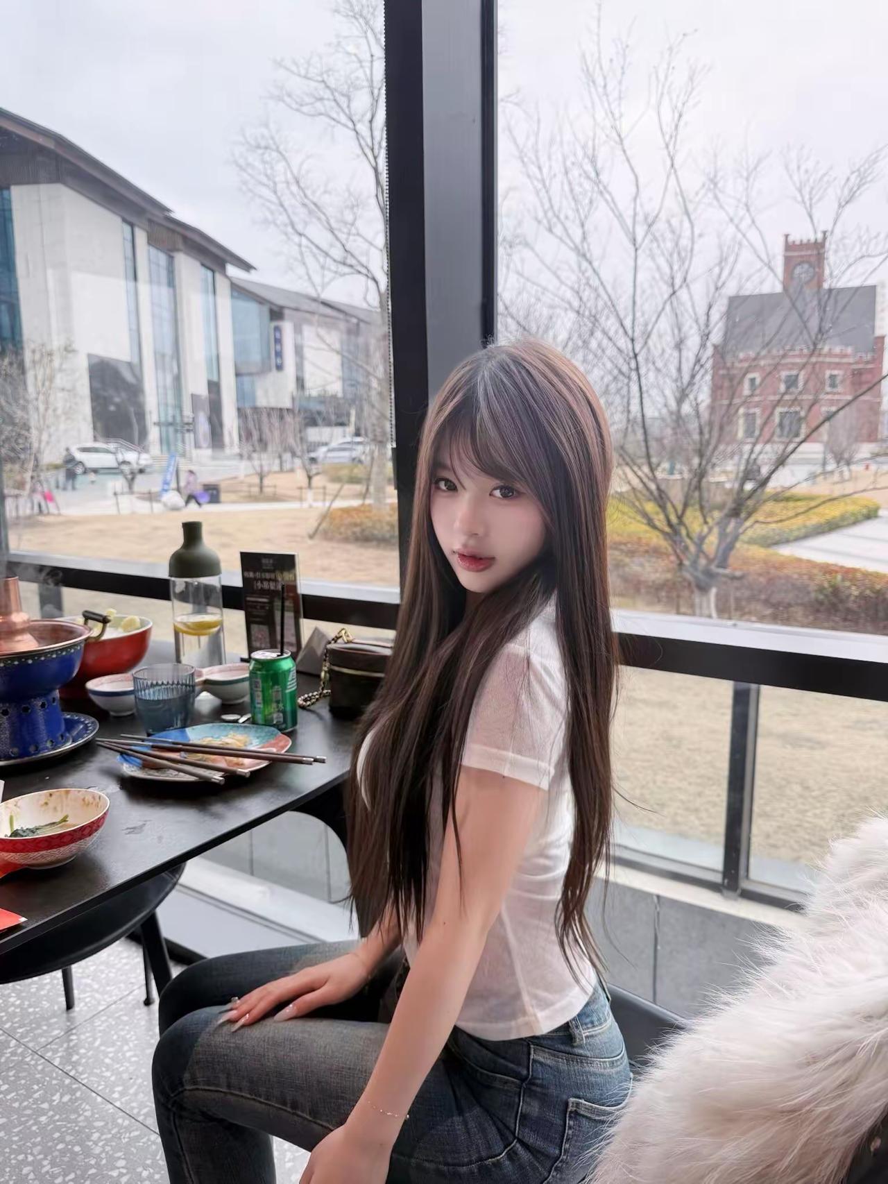 在窗边享受美食，生活如此美好！🍜💕