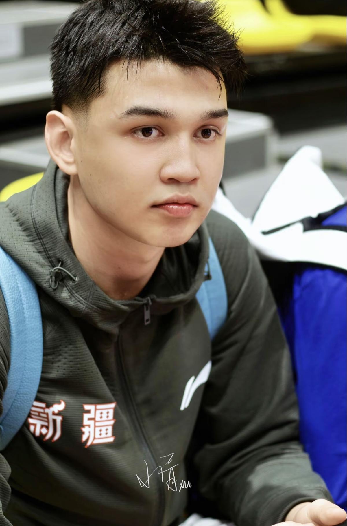 新疆男篮真有些脱裤子放屁——多此一举呀！还找什么名帅杨鸣，还找什么洋帅米切尔呢！