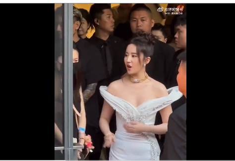 刘亦菲她哪里胖了？365度无死角！美的一塌糊涂。不仅美女可以有小肚腩，普通人也应