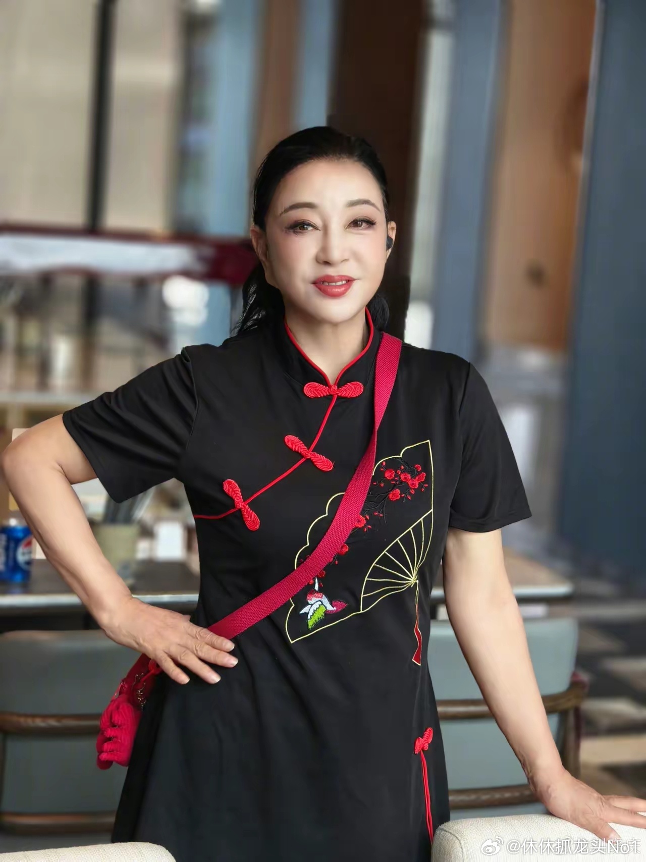 刘晓庆霸气发文庆祝自己演的短剧破亿，这文字看的我都激动了，法拉利老了还是法拉利，