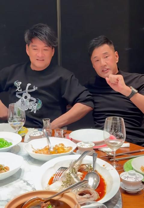 机场偶遇周华健！网友发与周华健合影，透露在机场吃饭遇到他，本人非常随和，周华健穿