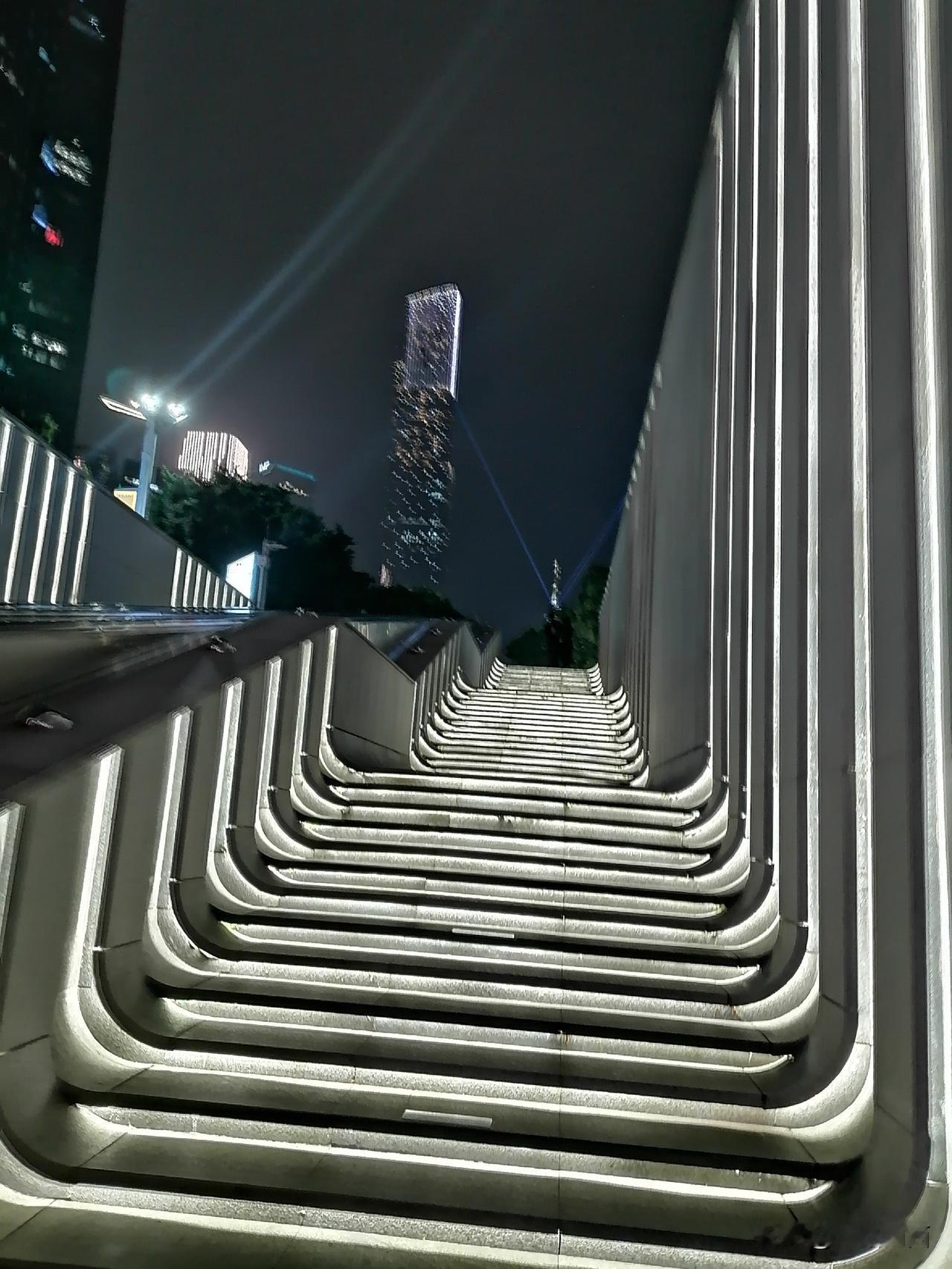 来广州一个星期还没找到工作，太愁人了。就像我之前认识的一个38岁的朋友，失业一年