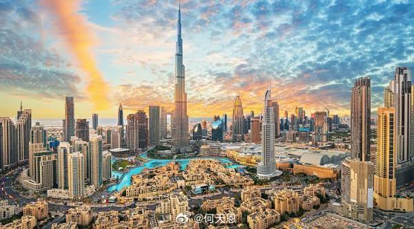 最新消息： 人人都想逃离迪拜。人们驾车前往阿曼和沙特，希望能搭乘航班离开，然而大