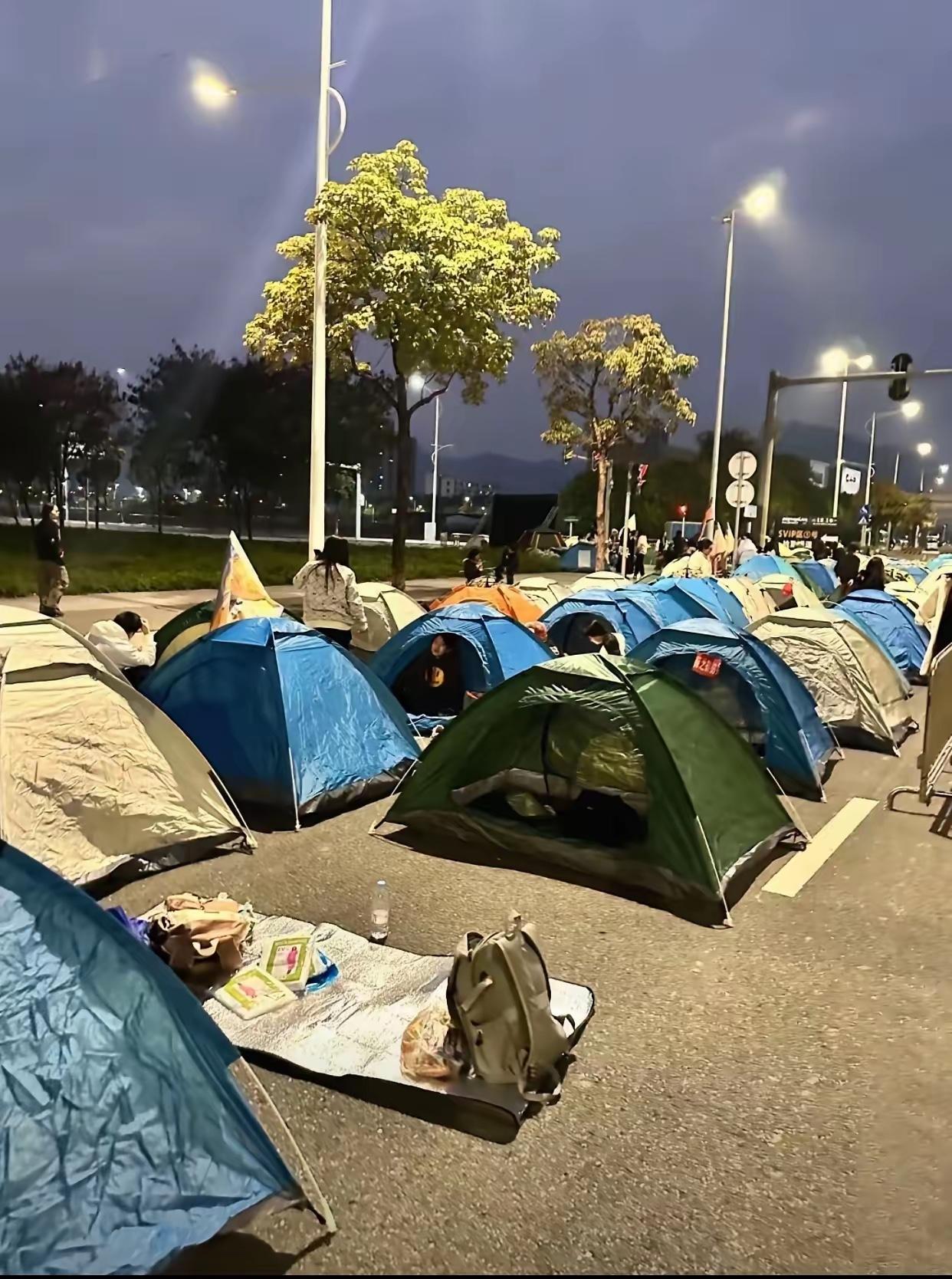 这次十一长假，捧红了一个新的行业！当你去景点人山人海，被酒店坐地起价时，路边13