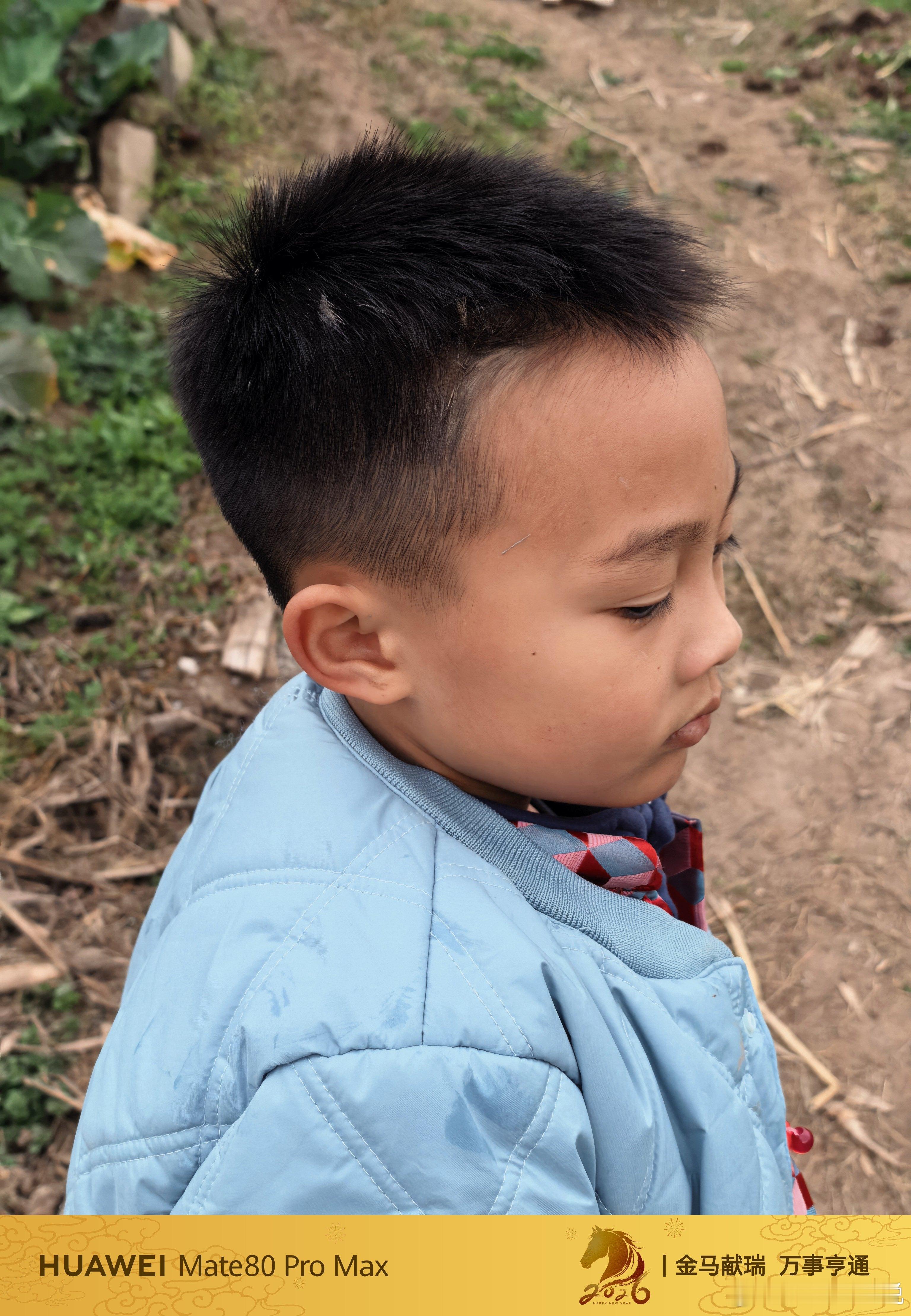 小时候最喜欢用檫炮炸牛屎现在带着儿子玩，没有牛屎找了个水坑炸泥巴这小子不知道跑远