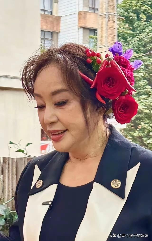 浓妆艳抹的刘晓庆没有了端庄和高雅，有些俗气了！