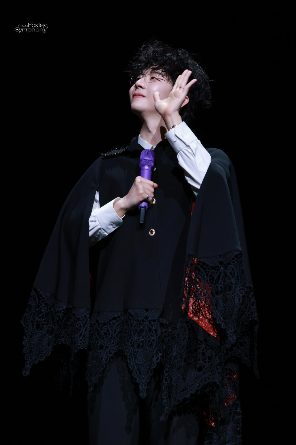 胡夏发色仅供参考 胡夏发色“整活”超有趣！彩排白毛吸睛，正式黑发登场，清爽又精神