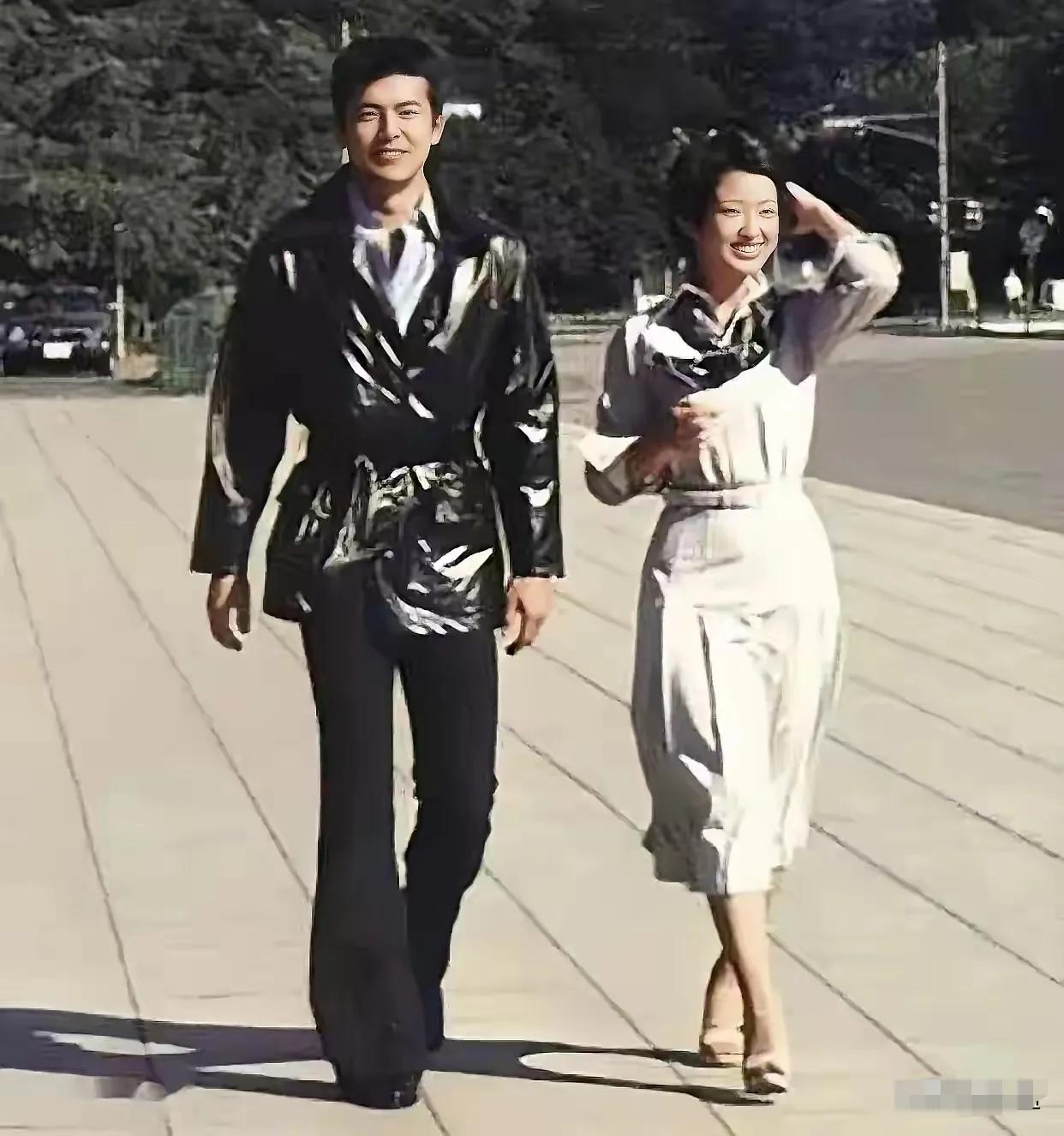 当年的山口百惠和三浦友和款款走来，画面阳光明媚美不胜收，这对银幕情侣是多少青春男