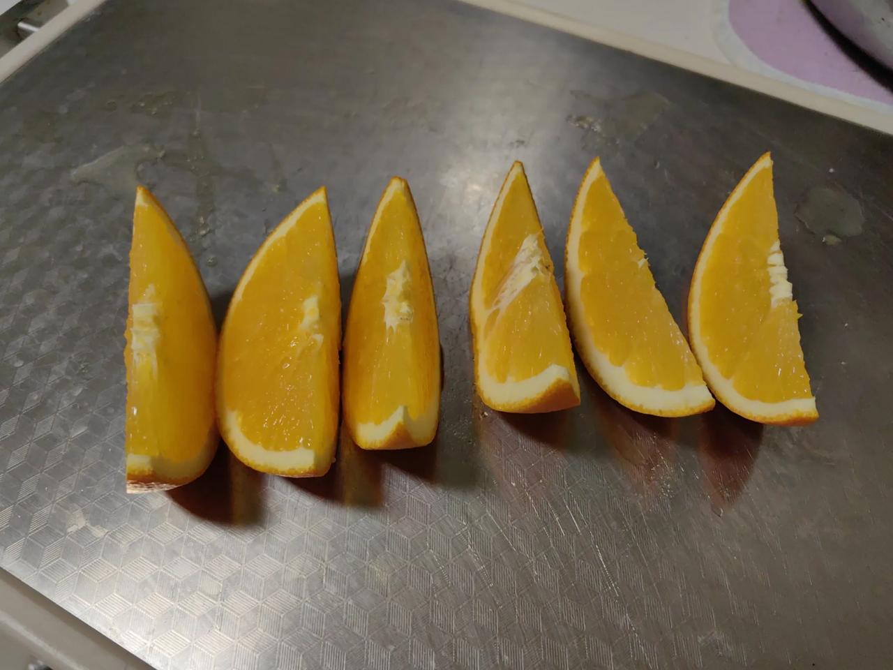 我每天切橙子吃的时候，我都是把两头不好吃的部分先吃了，把中间的好的部分留给我老公