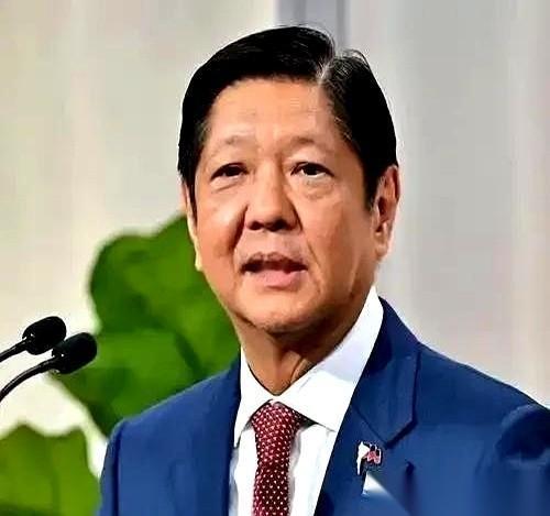 一艘载着134人的客船，在离岸仅两公里的海面上烧成了一团巨大的火球。
据媒体转述