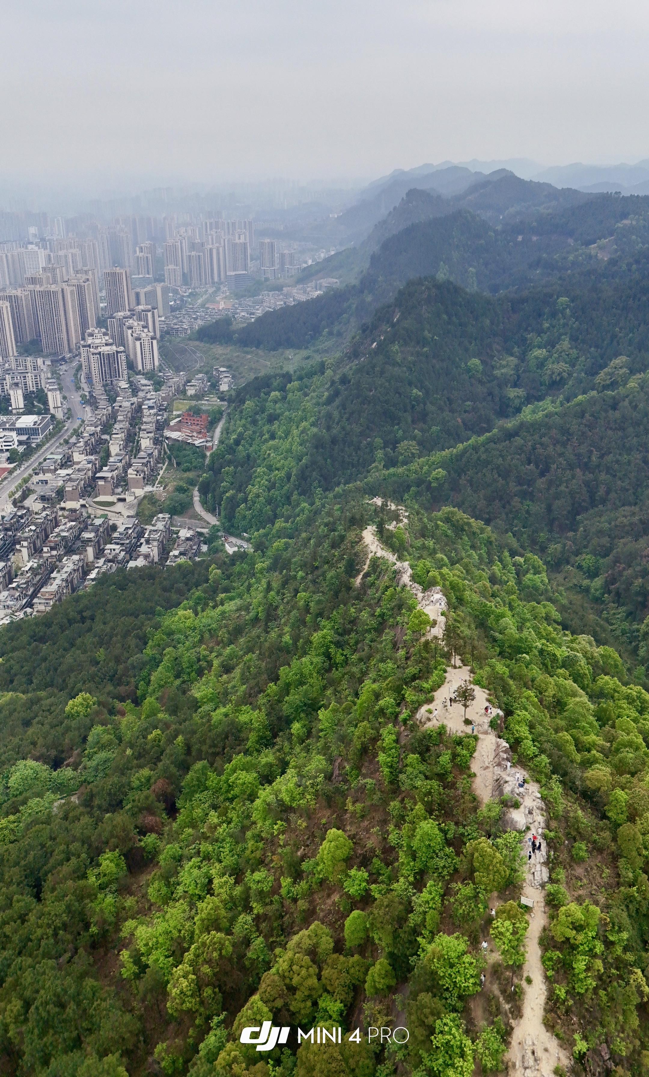 上周和朋友一起爬重庆的刀片岩，一路爬得气喘吁吁，到了山顶才发现——眼前...