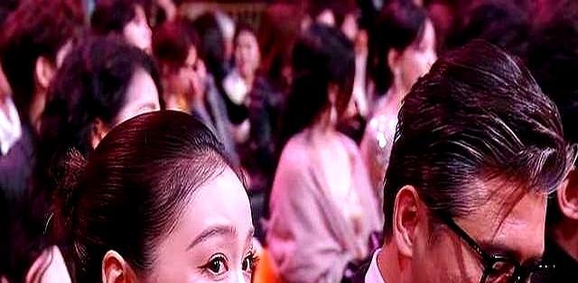 饿到低血糖，穿着紧身礼服的高叶，掰了一半饼干塞给李乃文。
 
两人把头凑在一起，