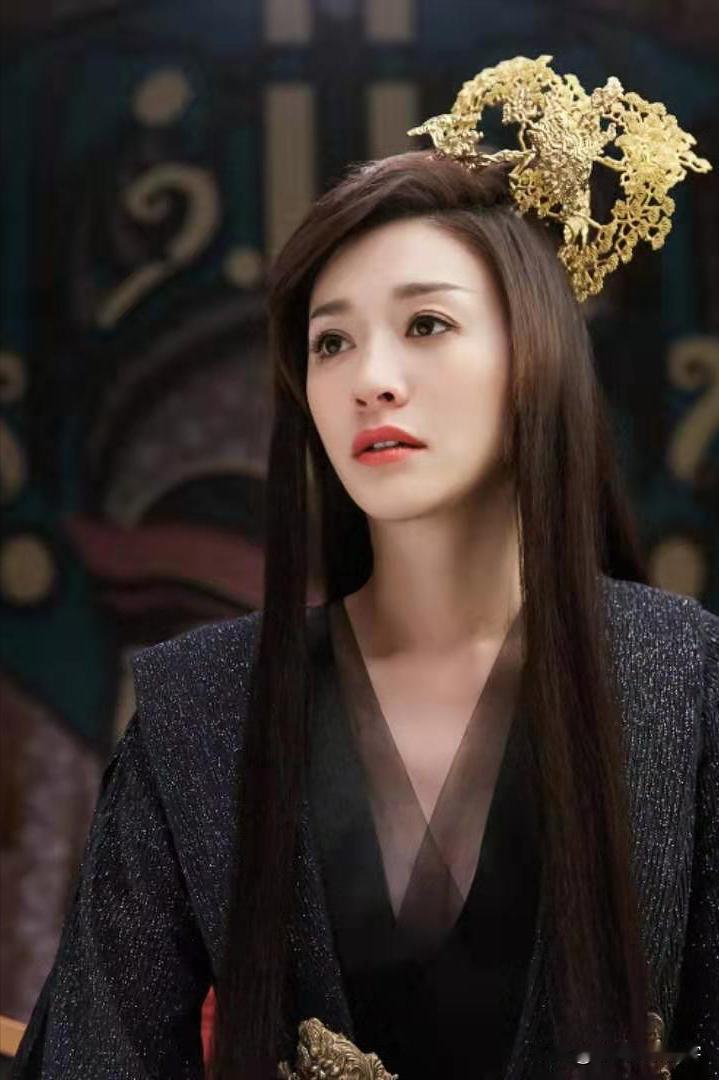 当年拍《庆余年》，导演邀请李小冉出演长公主一角，但李小冉拒绝了，导演邀请三次，她