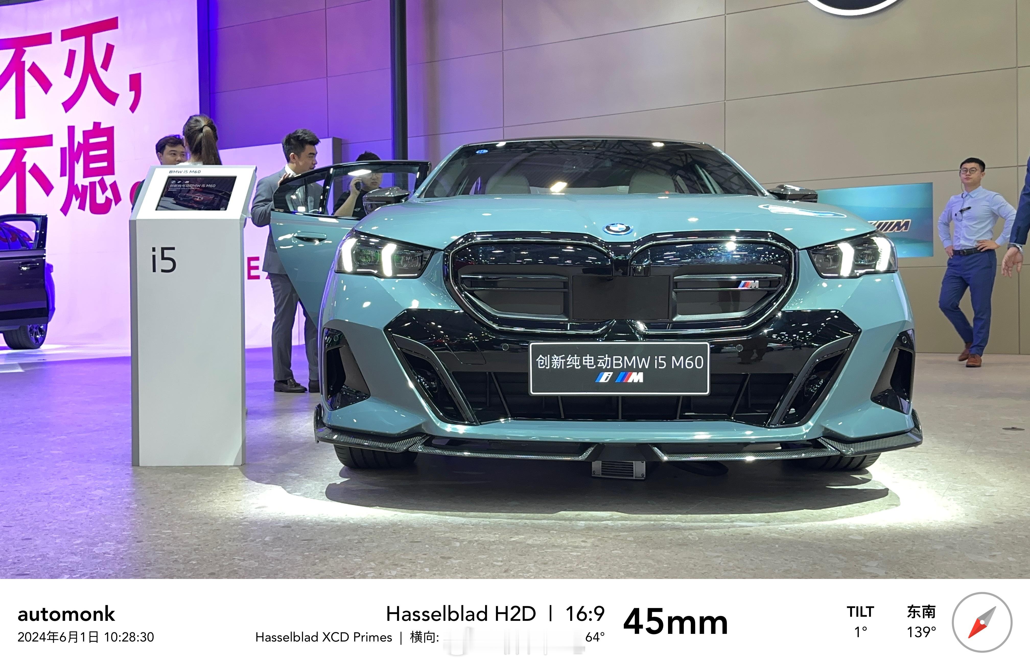 约克角绿的i5 M60非常有质感，M Performance碳纤维套件加持，让标