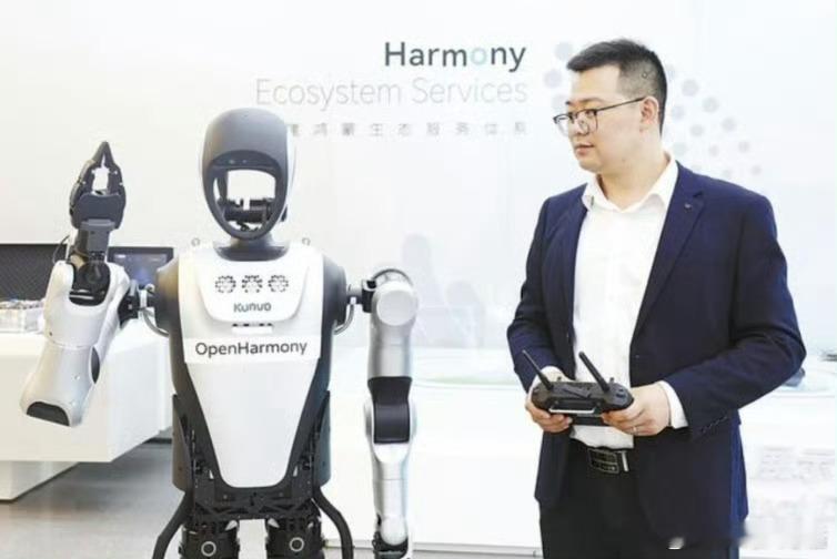 鸿蒙机器人来了！鸿蒙系统作为中国关键数字底座，已经开始赋能千行百业了，让每个领域