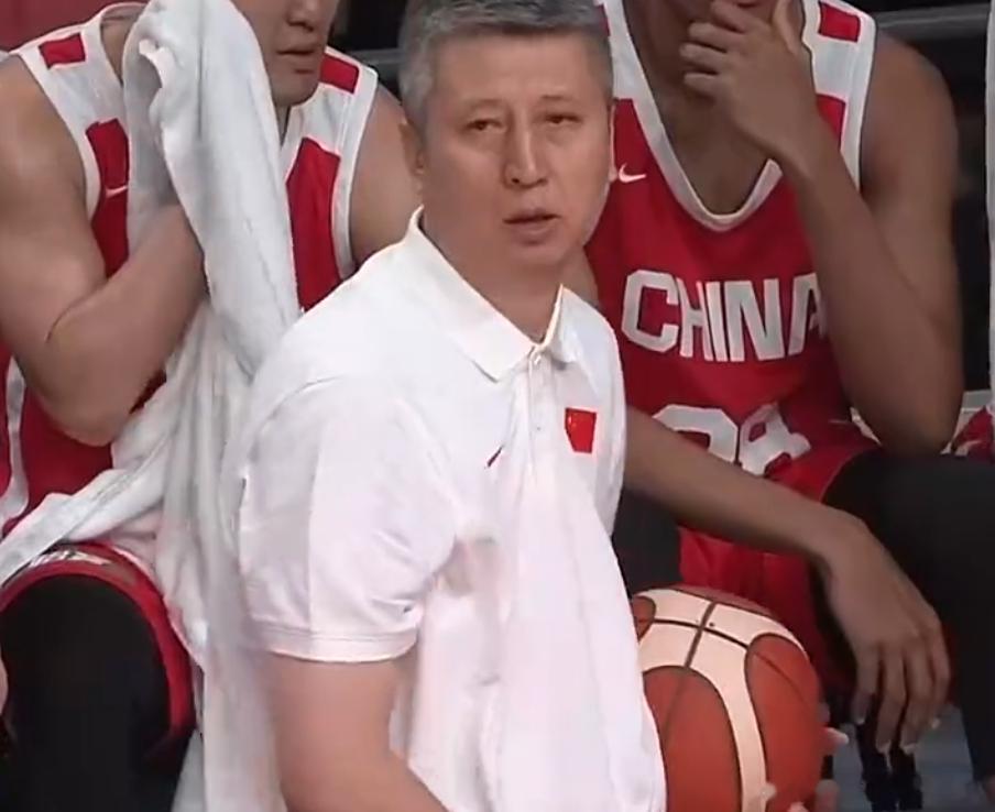 中国男篮vs塞尔维亚fmp FMP的球员把球传到了底角的郭士强手里