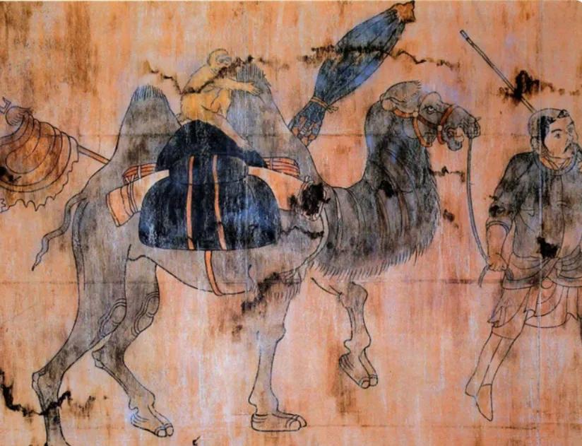 辽代契丹壁画中常见驼背坐猴图像，图像源头来自唐代丝绸之路遗存。该形象承载多重文化