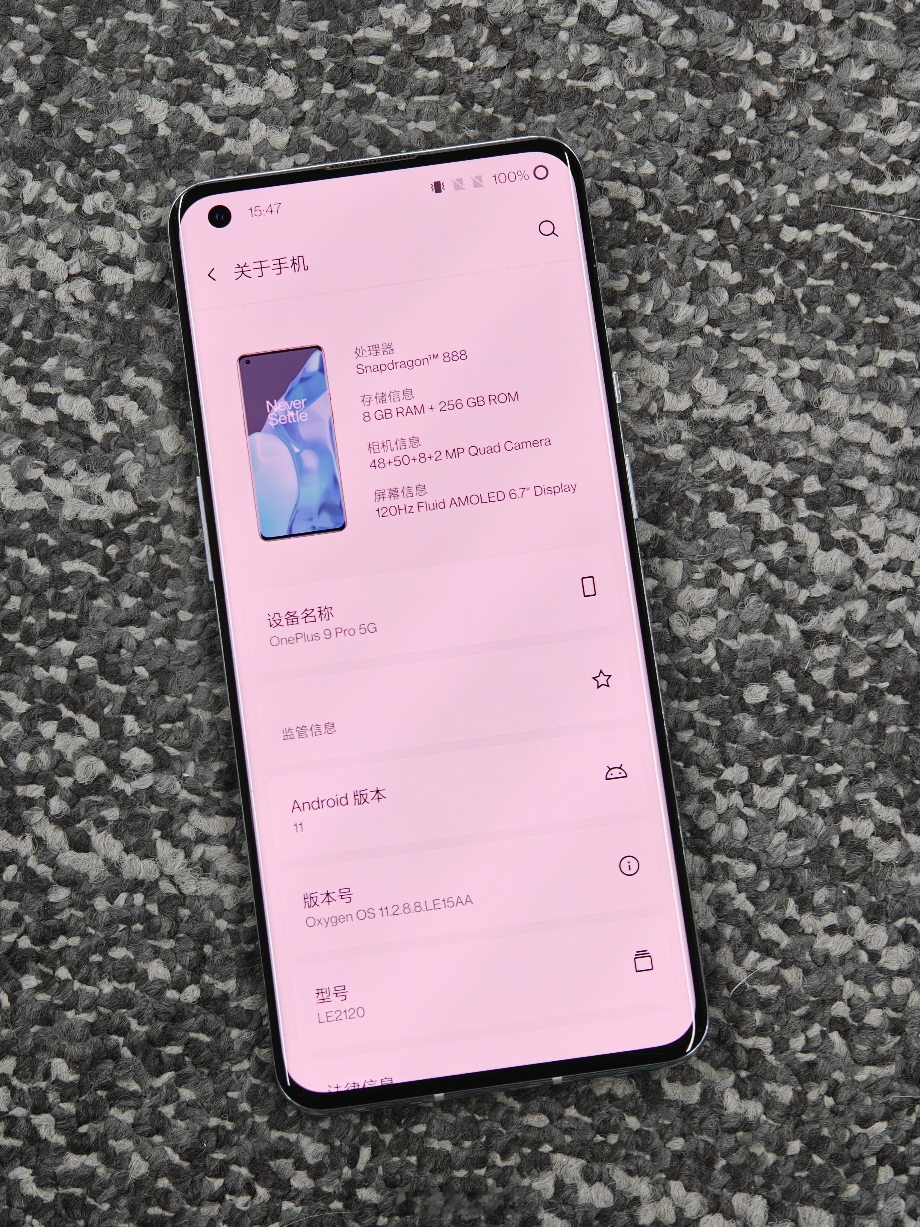 一加9 Pro是第一台哈苏&一加联名机型，闪银这个配色很神奇，从上到下是灰色到银