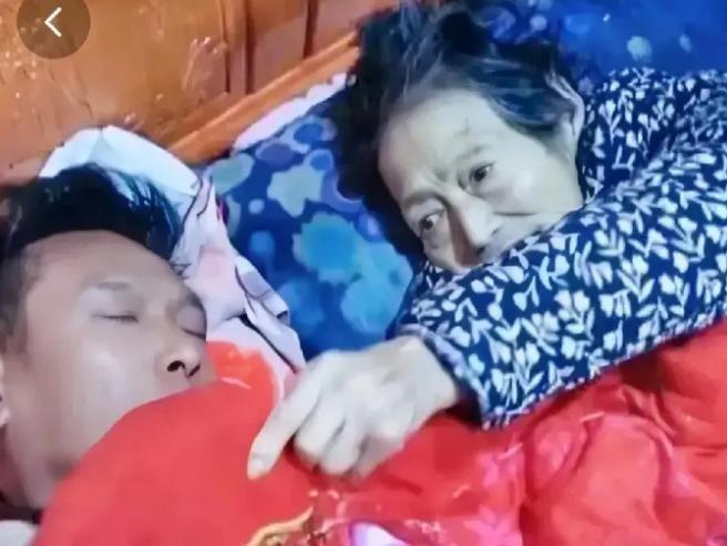 男子伺候病危的母亲，由于太疲倦睡着了，醒来时，发现母亲已经走了，回看监控，发现母