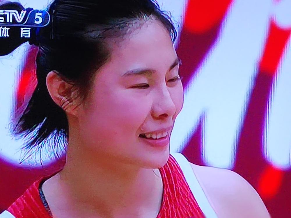 最后2分50秒，中国女篮只领先2分，王思雨连干4件事把悬念杀穿！
先是迎着两名