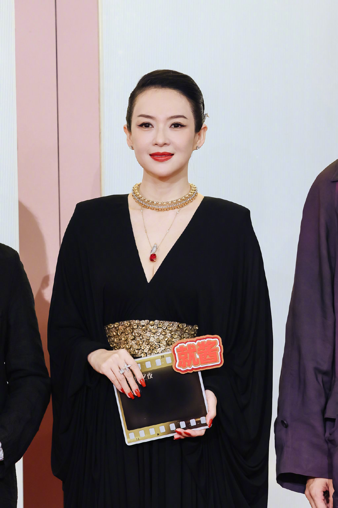 章子怡出场即顶配  顶级气场的真谛，在章子怡身上展现无遗。璀璨华贵的珠宝在她身上